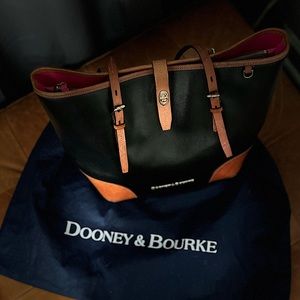 Dooney and Bourke lg size shoulder bag blk/brown
